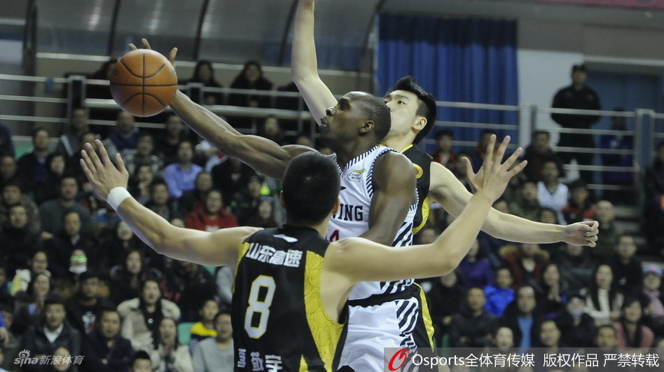 兰多夫轻松上篮舒展手臂,指尖轻挑篮球划出完美弧线