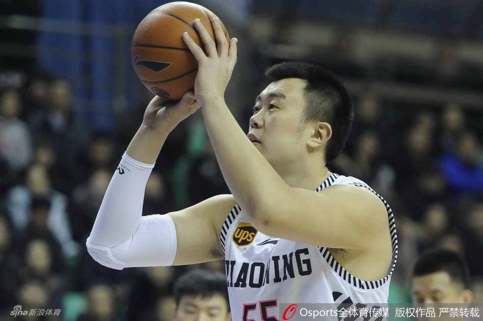 郭艾伦略显急躁挥手指挥跑位,额头汗珠晶莹折射灯光