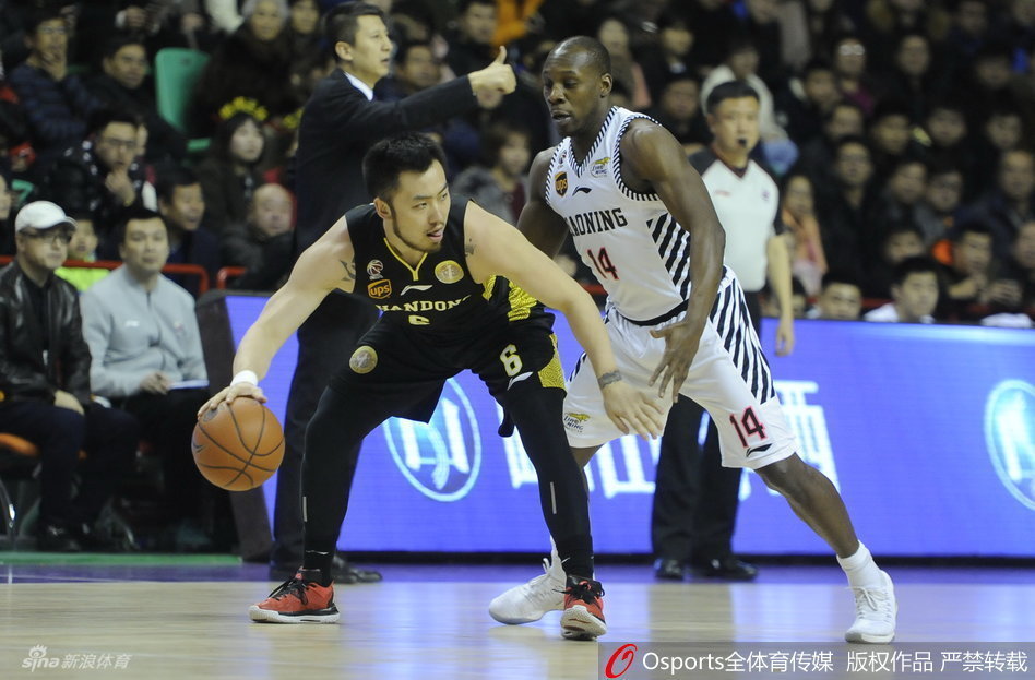 廉明奋力卡位寻找队友接应，眼神余光观察场上局势变化