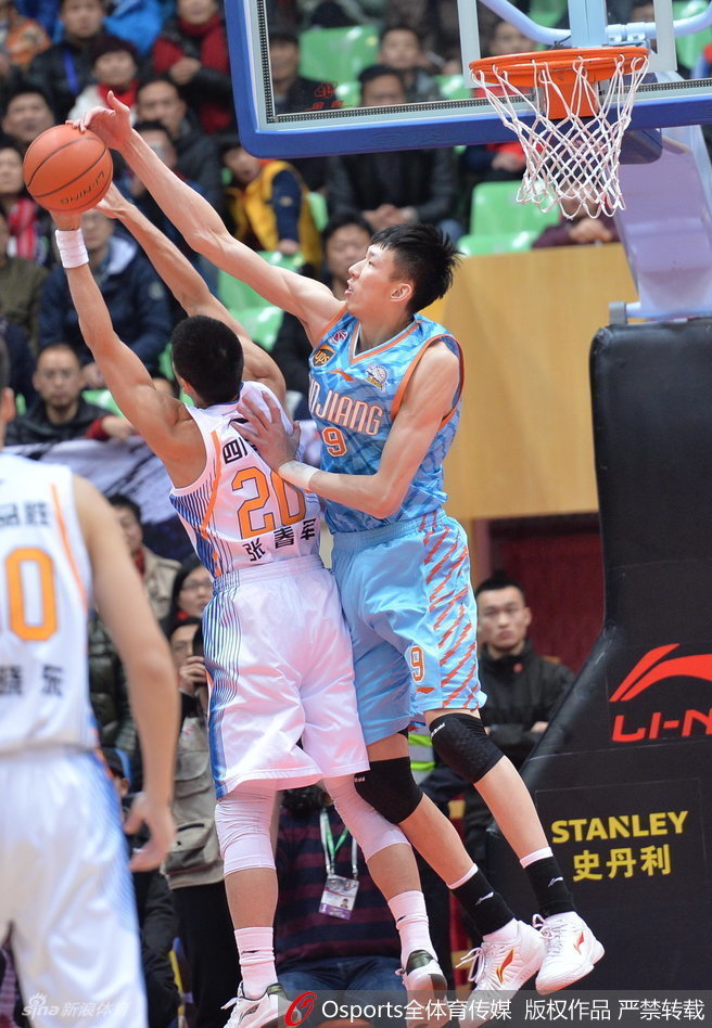 周琦旱地拔葱单臂擎天，将对手的上篮狠狠钉在篮板之上，捍卫禁区尊严