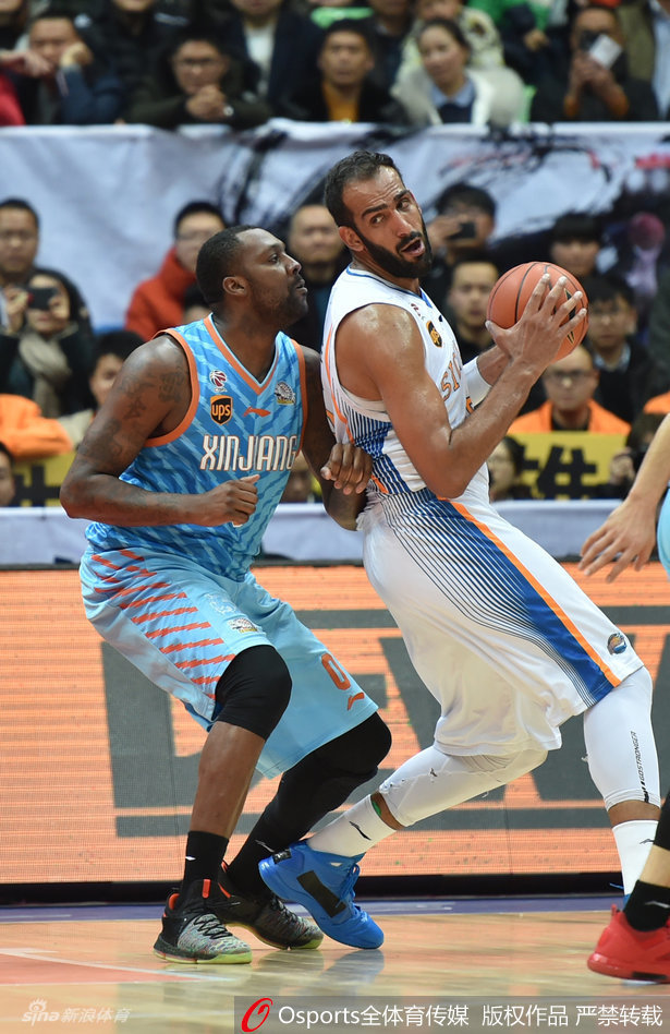 李根如导弹般后仰跃起，在空中稳稳出手，皮球划过一道致命弧线直钻网窝