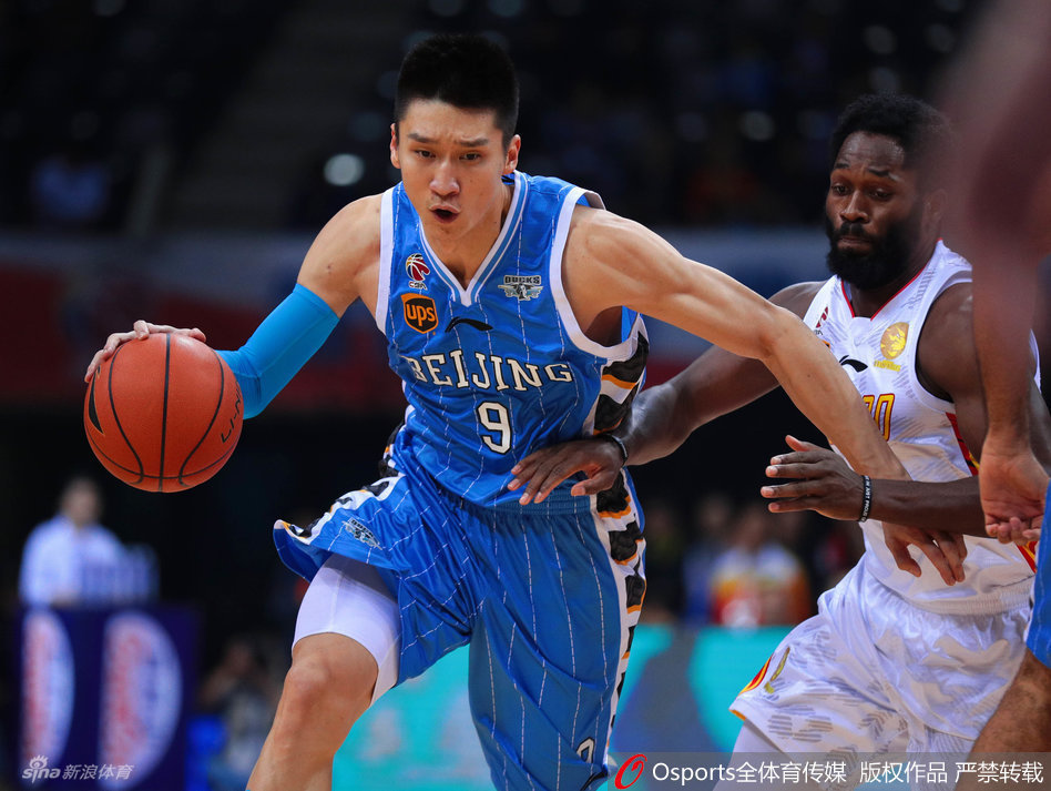 孙悦如同大鹏展翅，高高跃起单手将球砸进篮筐，整个五棵松体育馆为之沸腾。