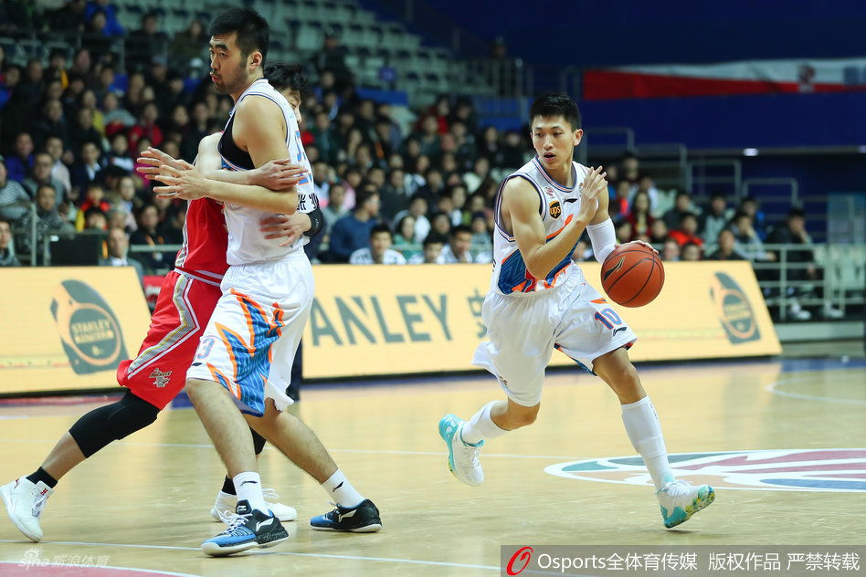 亚布塞莱如直升机般腾空而起,双手高擎准备完成一记势大力沉的双手灌篮,其惊人的弹跳力令全场瞬间沸腾。