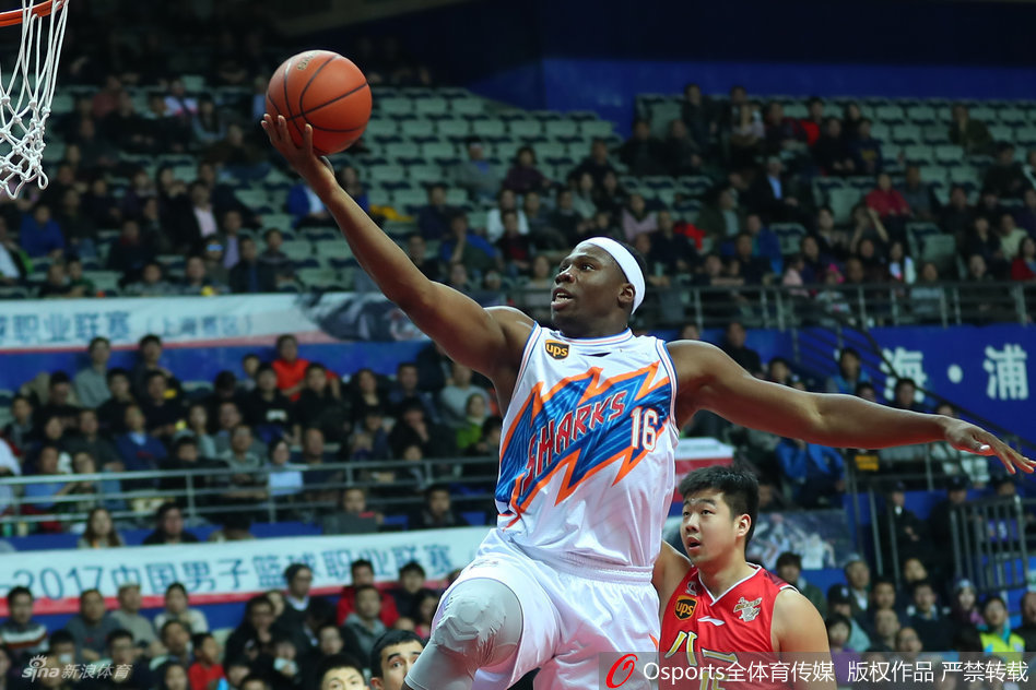 拜克斯如利刃般持球强突禁区,他的眼神坚毅,步伐迅捷,在防守球员的围堵中杀出一条通往篮下的血路。