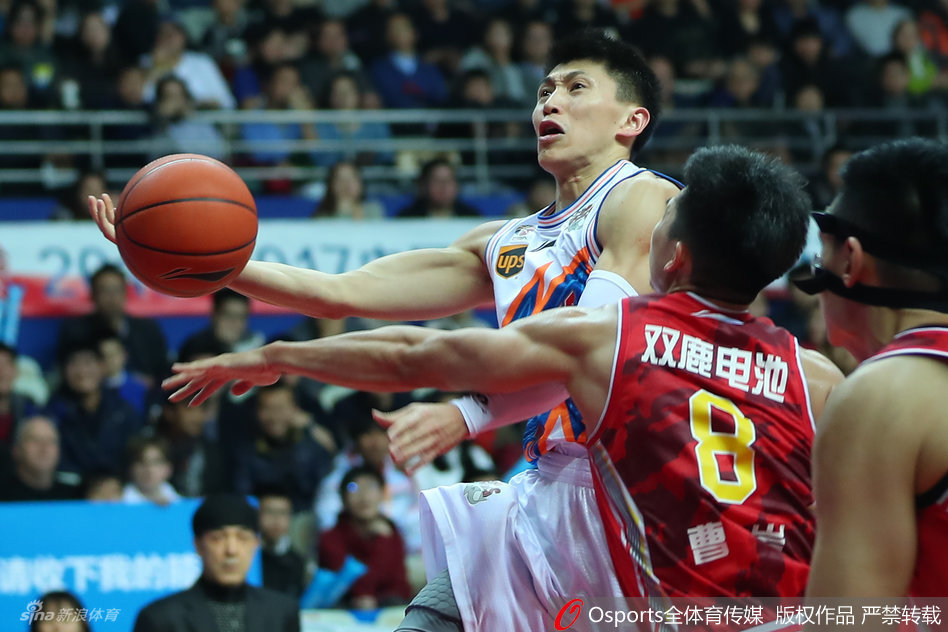 胡金秋以惊人的弹速飞身跃起,在空中单手接球,即将完成一记石破天惊的单手劈扣,青春的风暴席卷全场。