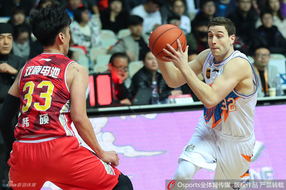 弗雷戴特在严防之下依旧自信出手,篮球划过天际的优美弧线,仿佛宣告着“寂寞大神”的无解时刻即将来临。