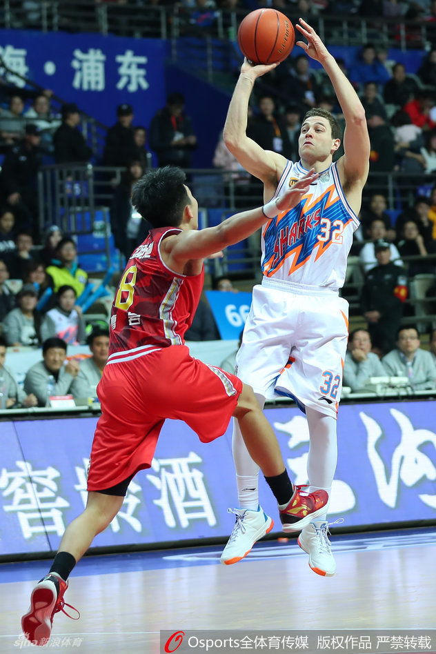 霍尔曼在禁区深处接球,他用宽厚的背部牢牢卡住防守者,准备以一记势大力沉的转身跳步强攻,摧毁对手的内线信心。