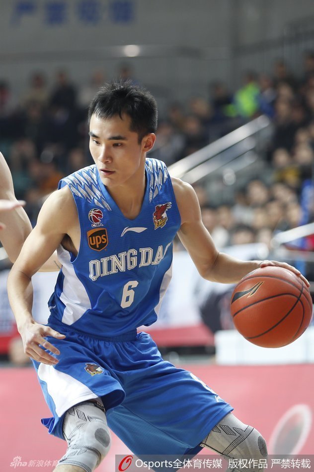 桑尼在内线拼抢中高高跃起,他伸长手臂,在对方头顶强硬摘下进攻篮板,展现了亚洲顶级内线的凶狠与血性。