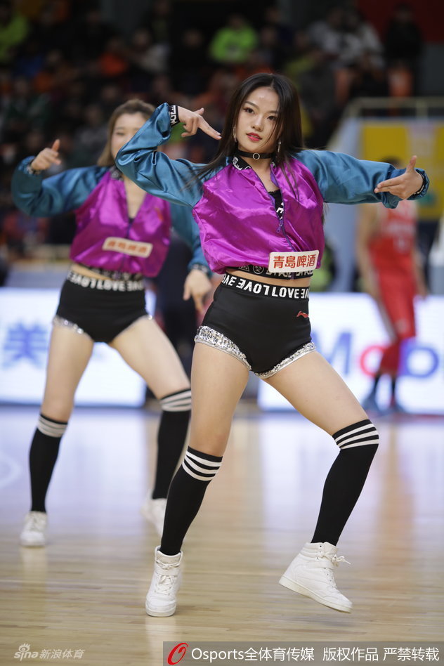 辽宁啦啦宝贝集体亮相，她们身着喜庆红装，身材傲人，在欢快的节奏中送上新春祝福，将中国传统节日的喜庆与赛场的澎湃活力一同点燃。