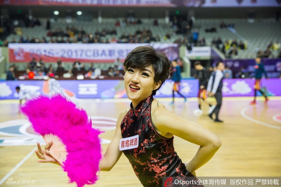 镜头特写捕捉到啦啦宝贝的曼妙身姿，红色短裤随着热舞的节奏摇摆，将女性的曲线美与活力四射的动感完美融合，散发出自信耀眼的魅力。