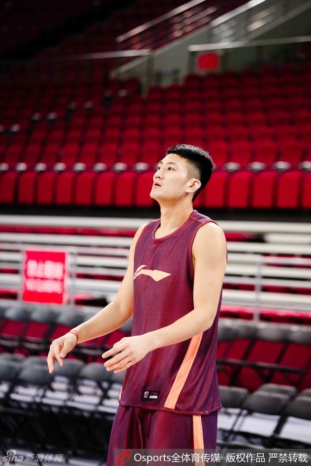 段江鹏投篮，他在底角接球后果断出手，皮球在空中划出完美弧线，加盟首钢后他正在努力用稳定的投射证明自己的价值。