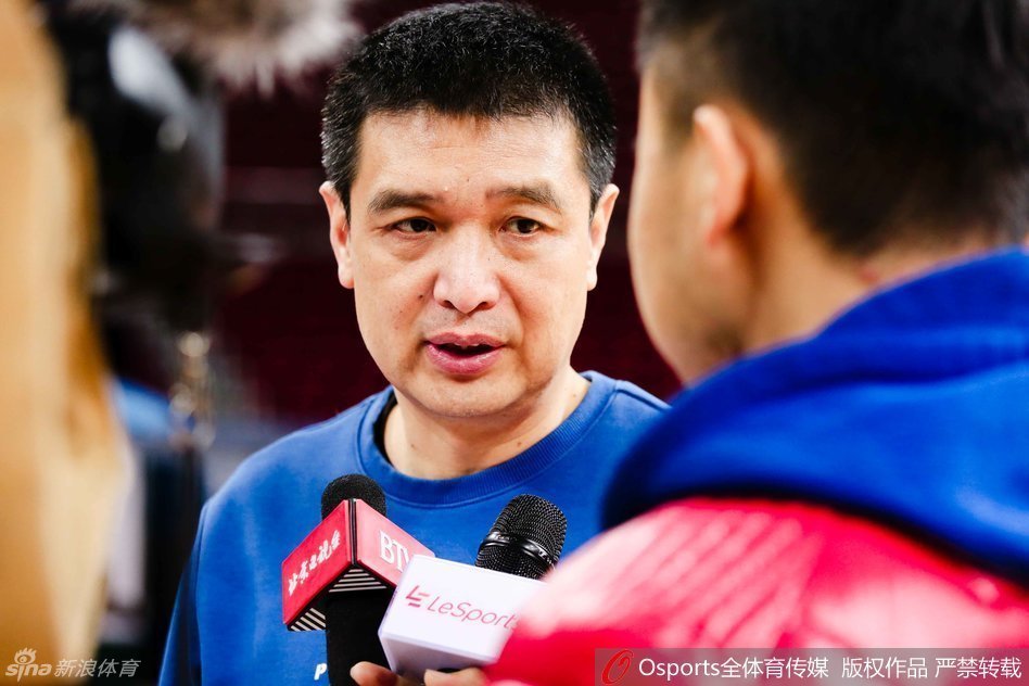 闵鹿蕾接受采访，被记者们团团围住的他神色平静而笃定，双手比划着向媒体阐述球队近期的训练重点和球员们的思想动态。