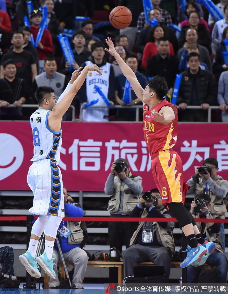 京城指挥官方硕在严密防守下急停干拔，篮球带着旋转划出完美弧线。