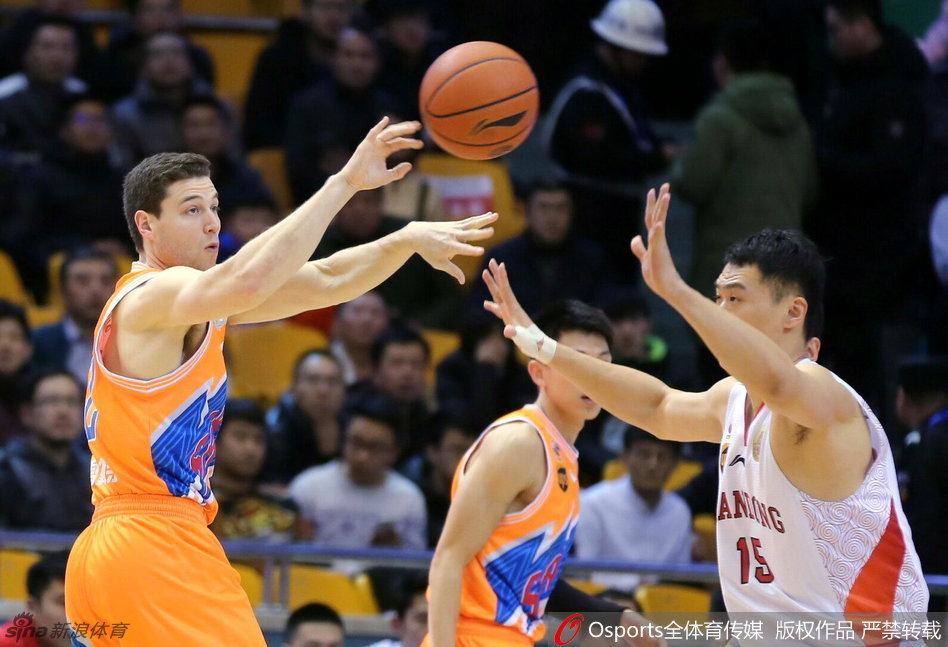 康宁汉姆高速控球推进犹如黑色闪电，孟达在侧翼伺机而动，这一刻仿佛时间都静止在进攻的瞬间。