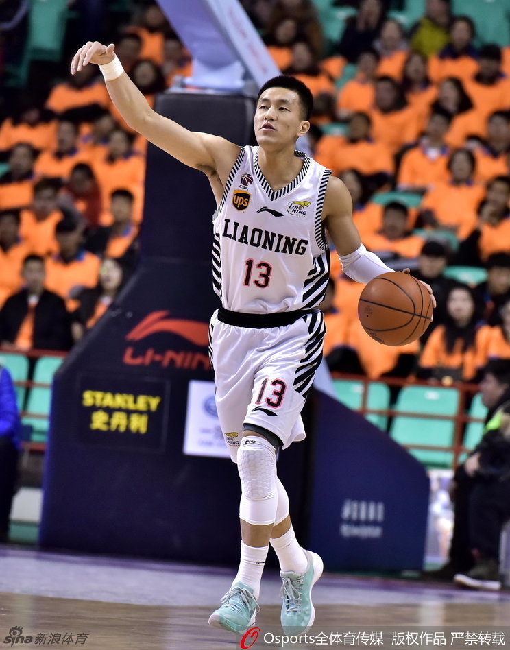 郭艾伦运球推进，眼神凌厉，手指战术方向指挥队友落位