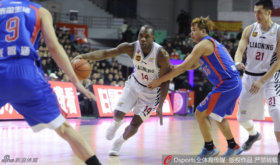 韩德君内线卡位，与防守球员发生激烈身体对抗，奋力上篮