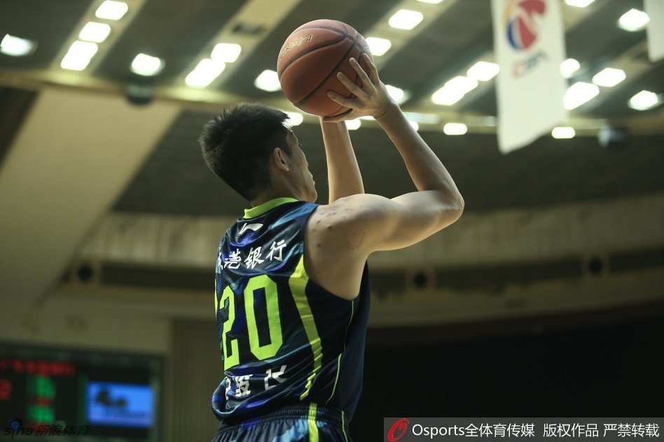 任骏飞在对手封盖到来之前冷静出手，篮球脱手而出的瞬间，仿佛时间都为之静止。