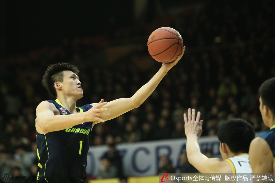 队长周鹏犹如神兵天降，在空中腾云驾雾般完成一次势在必得的飞身上篮，气势如虹。