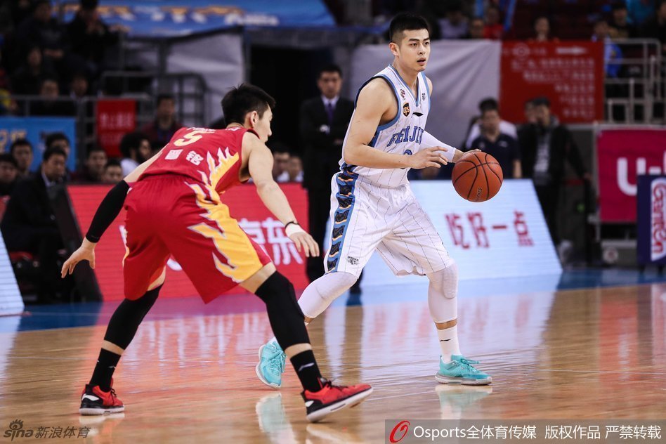 吉喆篮下强起隔着防守人暴力砸扣，挥舞的手臂宣泄着内心的强硬。