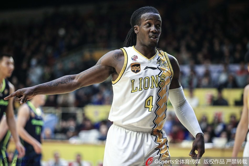 核心易建联在激烈的对抗中稍作喘息，抬手擦去额头的汗水，目光依旧坚定地望向篮筐。