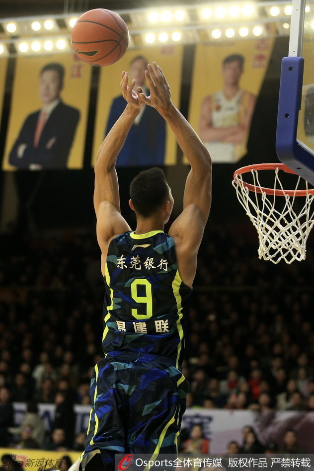 老将布泽尔在篮下卡位，肌肉紧绷，仿佛一头蓄势待发的雄狮，随时准备跃起争夺篮板。