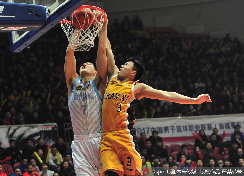 篮下巨灵神降临,俞长栋双臂灌筐,仿佛将苍穹砸碎!