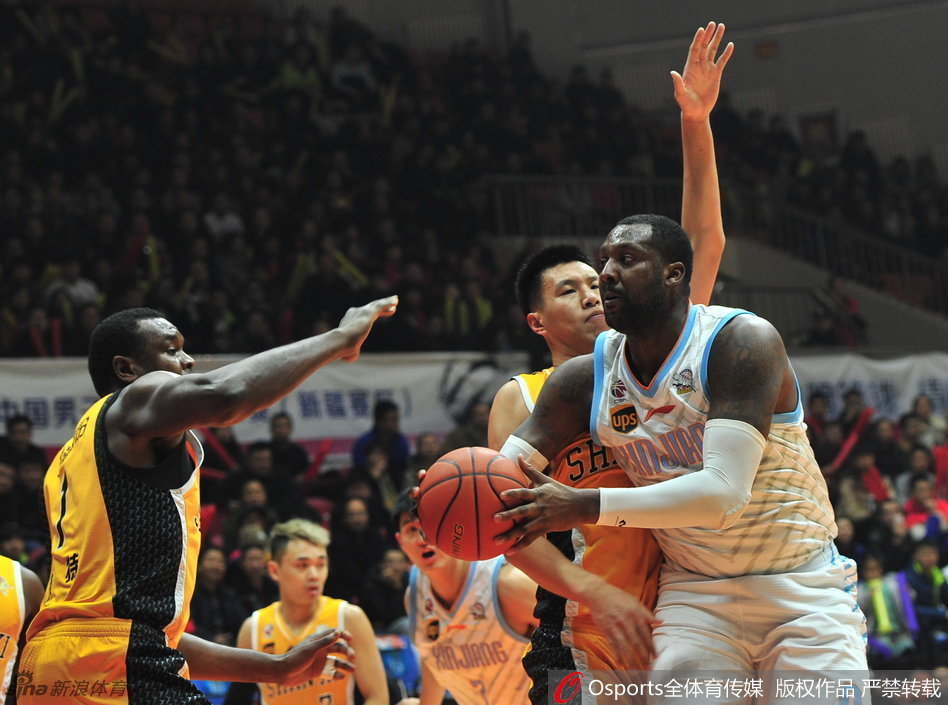 武林高手布莱切以一敌二,在肌肉丛林中巧妙闪转腾挪,于无形中撕开防线。