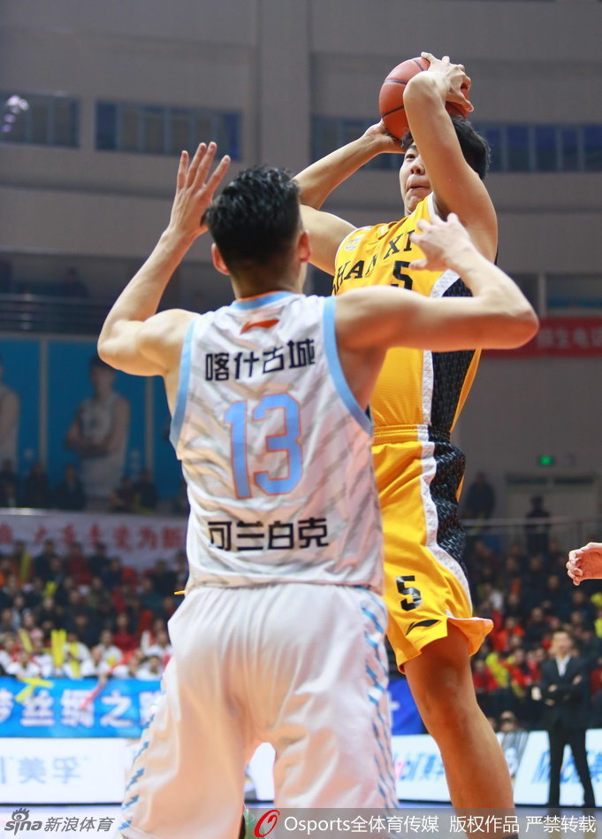 可兰白克如橡皮糖般紧贴对手,眼神坚毅如铁,一次精准的判罚让对手无功而返。