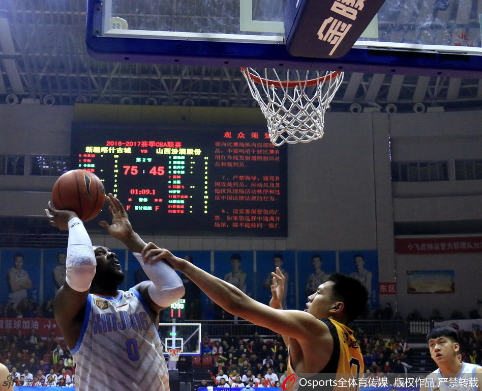 电光火石间一记底线妙传,如手术刀般精准切开对手心脏,瞬间点燃快攻烽火。