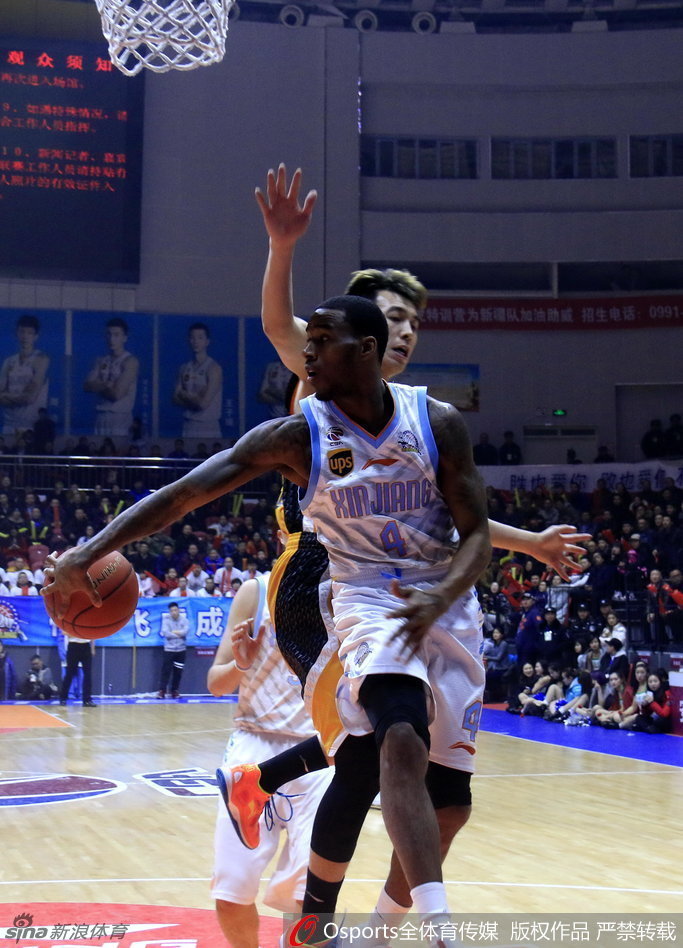 曾令旭脚踏风火轮,飞身上篮如流星赶月,清华学霸用球技书写飘逸诗篇。