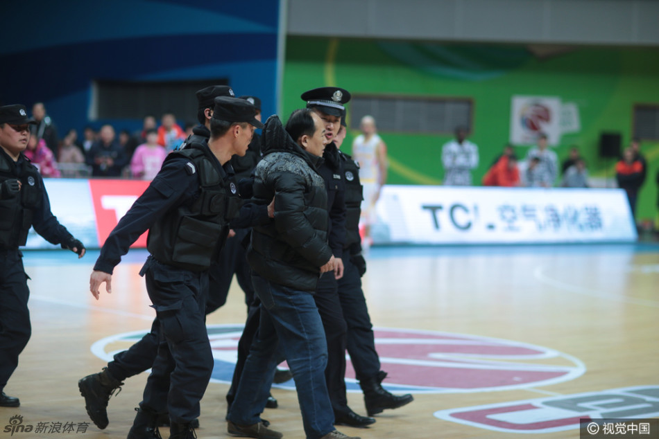 比赛最后8.1秒，江苏同曦副董事长吕平情绪失控闯入赛场中央，无视比赛进行中，径直冲向当值裁判，伸手试图强行抢夺裁判手中的篮球，现场气氛骤然凝固。