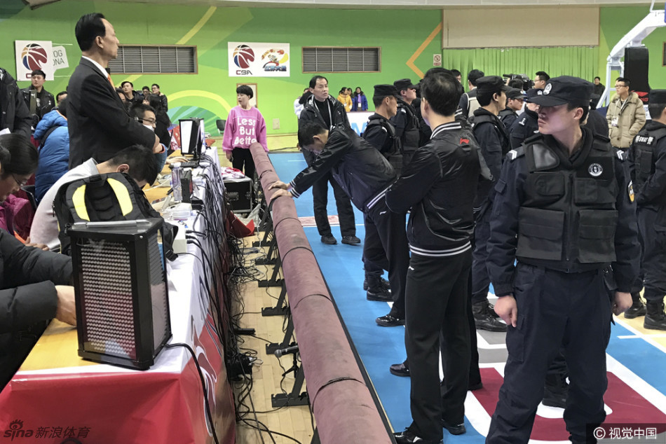 看台上的球迷们被场内的突发状况彻底点燃，许多人站起身来伸长脖子张望，部分球迷情绪激动地挥舞着双臂，口中呼喊着口号，现场嘈杂声震耳欲聋，秩序一片混乱。