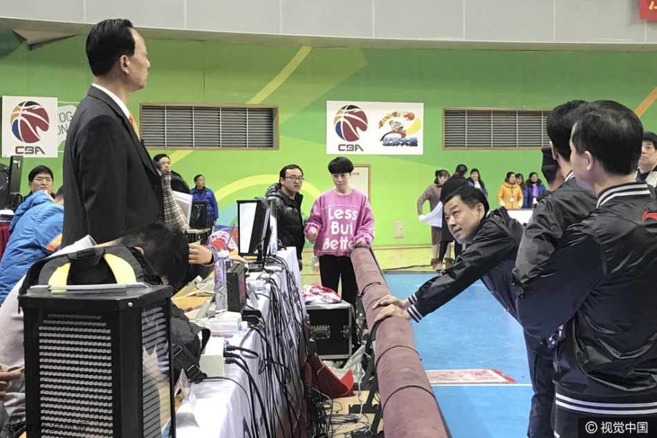 在警方和安保人员的控制下，引发这场闹剧的关键人物吕平最终被带离球场。他的身后是灯火通明却争议不断的赛场，以及无数或惊愕或愤怒的目光，这一夜注定写入CBA的特殊史册。