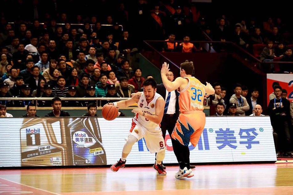 悍将睢冉底线突破如猎豹潜行，目光如炬寻找队友，身体对抗中展现出惊人的核心力量。