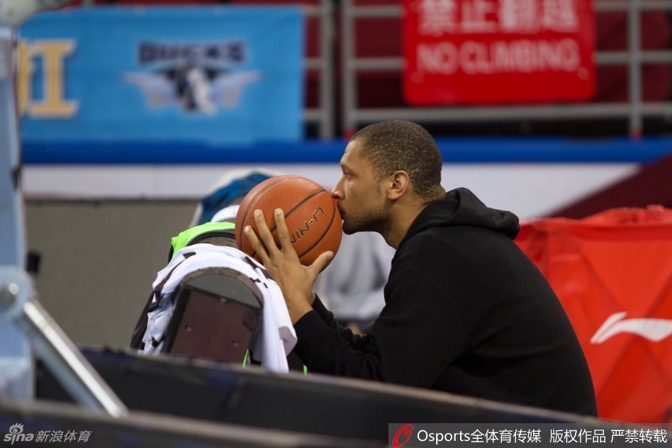 训练间隙的莫里斯眉头紧锁，心事重重的模样写满了对未来的迷茫与不屈，手中的篮球是他此刻唯一能抓住的依靠。