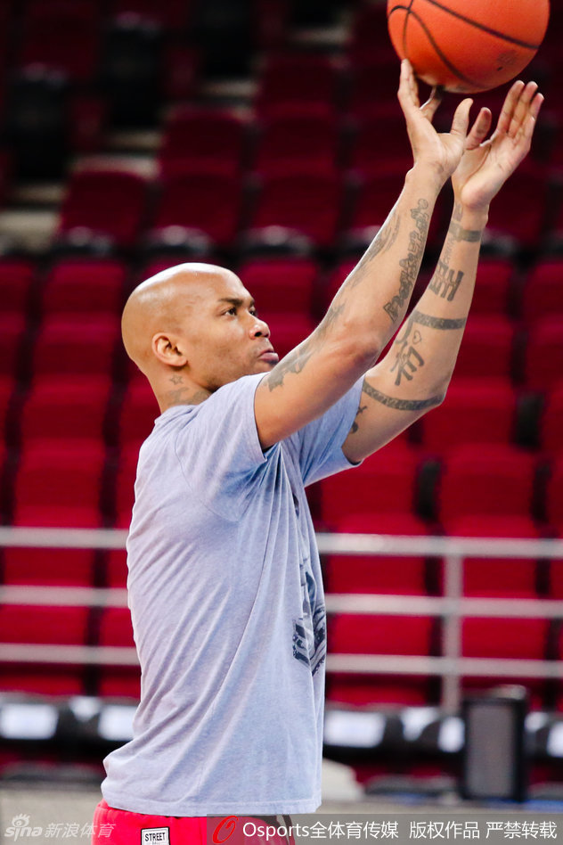 孙悦在对抗训练中高高跃起投篮，面对队友的贴身防守，他的姿态依然飘逸，展现出扎实的基本功和良好的竞技状态。