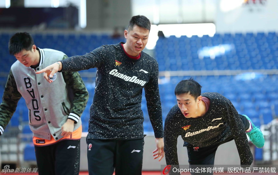 退役后的朱芳雨转型总经理仍不改射手本色，他亲自披挂上阵，在训练场边为年轻队友示范并讲解投篮手型，眼神专注仿佛球员时期从未离开。