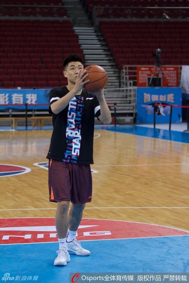 辽宁队全体队员在训练结束前进行集体热身,大家动作整齐划一,展现出了球队严谨的训练作风和良好的精神面貌。