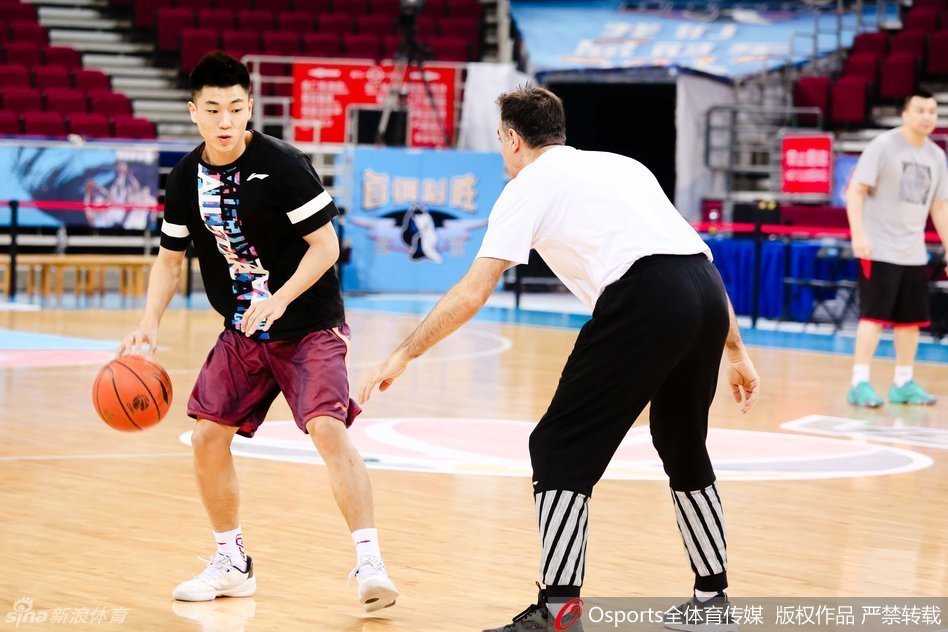 郭艾伦在训练中持球突破,他眼神犀利,重心压得很低,篮球仿佛黏在手上一般,随时准备撕开防守。