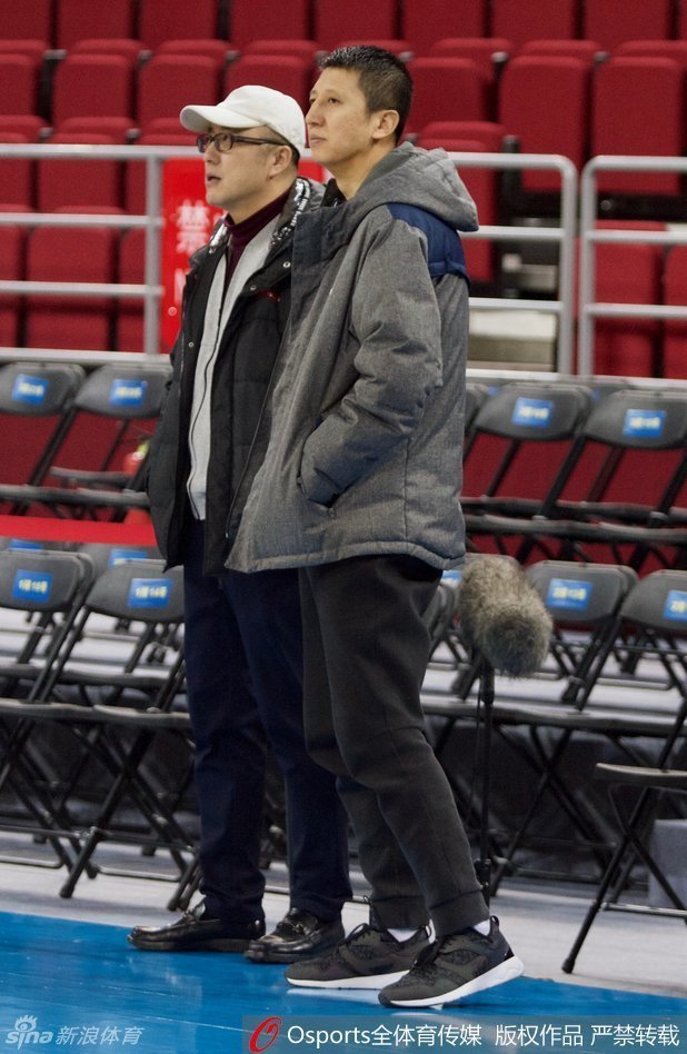 训练间歇,大汗淋漓的郭艾伦在场下抓紧时间休息,他手拿毛巾补充水分,为下一组的激烈对抗储备体能。