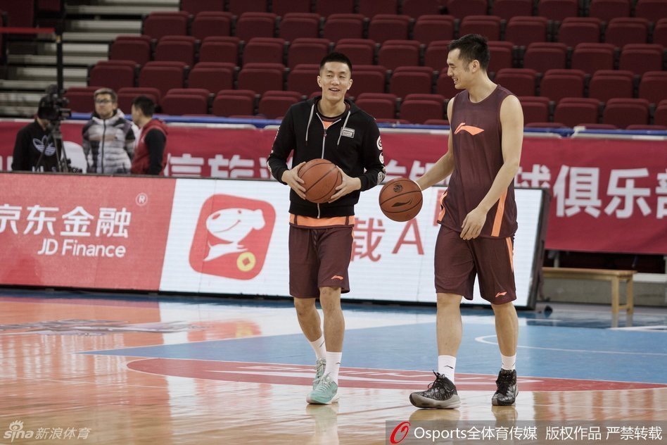 郭艾伦和韩德君并排坐在场边休息,两人一边擦汗一边交流着训练中的心得,场下的友谊是场上默契的基石。