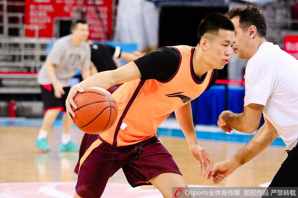 主教练郭士强双手抱胸,在场边全神贯注地监督着弟子们的每一个动作,神情严肃中带着一丝期许。