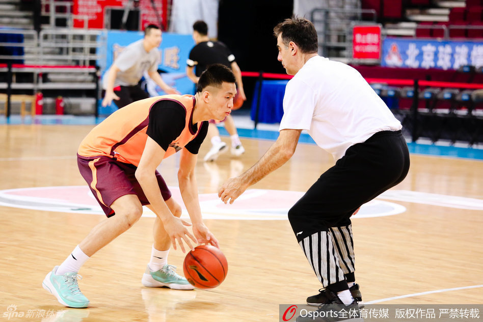 韩德君在篮下进行投篮练习,尽管体型庞大,但他出手动作柔和,篮球在空中划过一道完美的弧线空心入网。