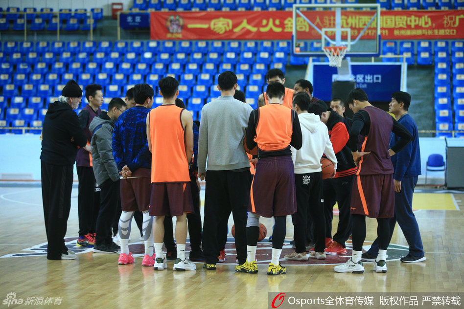 主帅李春江双手叉腰站在场边，目光如电，不苟言笑地注视着弟子们的每一次跑位，他那标志性的严厉神情正是球队纪律严明的写照。