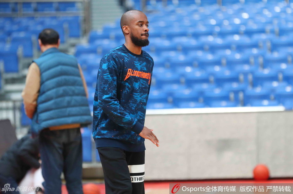 张正昕在运球训练中，虽然身为内线，但基本功扎实，控球节奏感强。