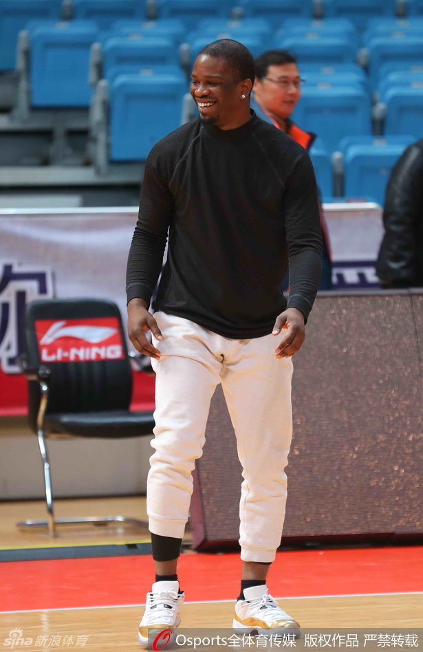 威利-沃伦在训练中眼神专注，标志性的白色耳钉在灯光下闪闪发光，凸显其张扬的个性。