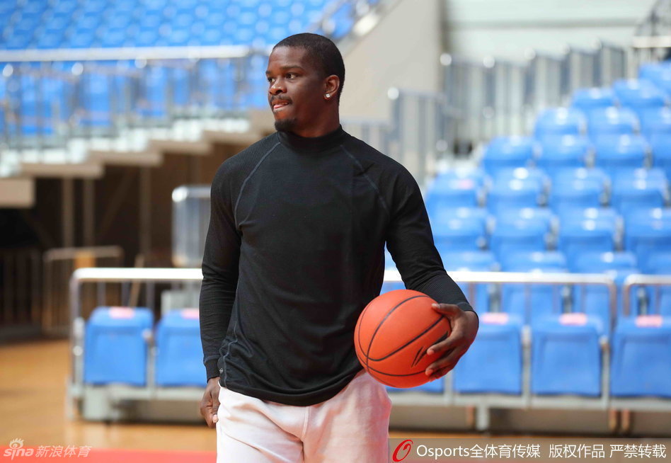 洛伦佐-布朗正俯身运球突破，肌肉线条分明，每一滴汗水都折射出训练的艰辛与专注。