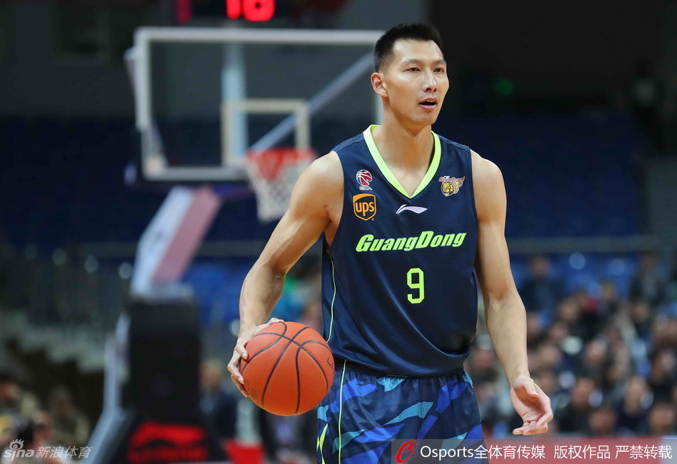 广东队球员在底角果断跳投出手，皮球旋转着飞向篮筐，眼神中充满自信