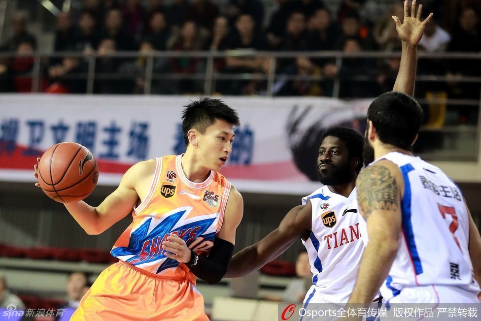 刘晓宇冷静指挥队友跑位，面对天津队的严密盯防寻找致命一击的缝隙