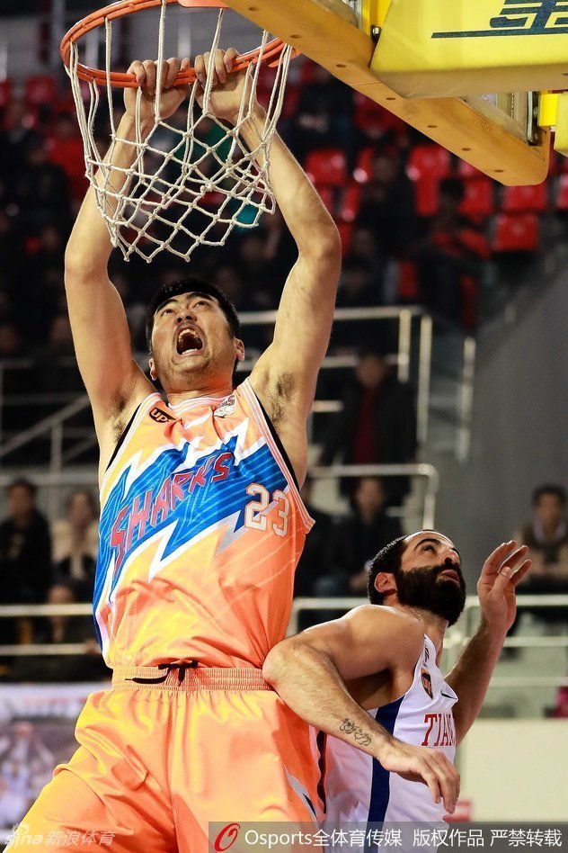 邓特蒙化身尖刀，用一个漂亮的背后运球晃开角度，全力突破上篮